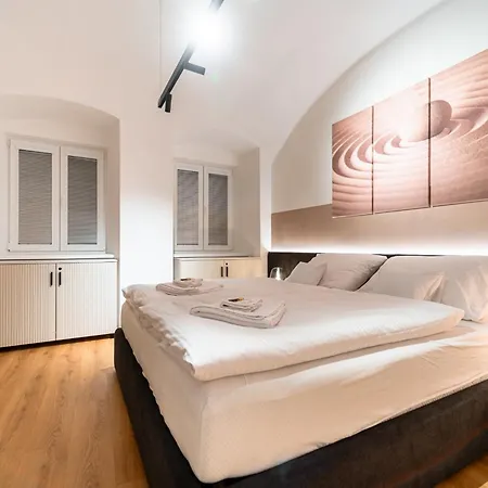 Modern In The Heart Of The City, Pleasantly Cool In Summer 22 Degrees *